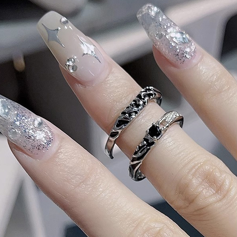 A minimalist and neutral ring from Europe and America, with a cold and elegant style. A French zircon dark and individualistic couple's ring full figure