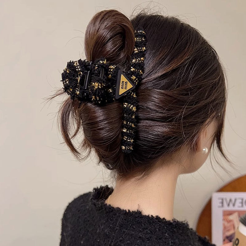 Exquisite small chanel-style woolen large updo shark clip at the back of the head, with a unique and elegant style. It is a French hair clip accessory for women Specification drawing