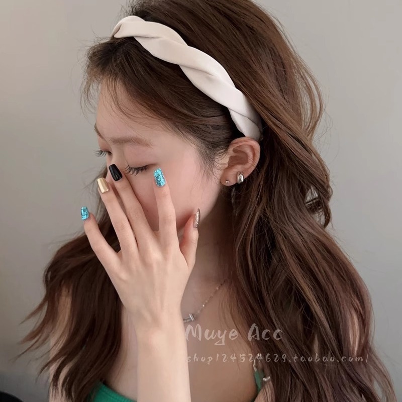 A versatile anti-slip hair band for women, 2024 new high-end pressure-sensitive hair band for the top of the head, a popular online hair tie Application Scenario
