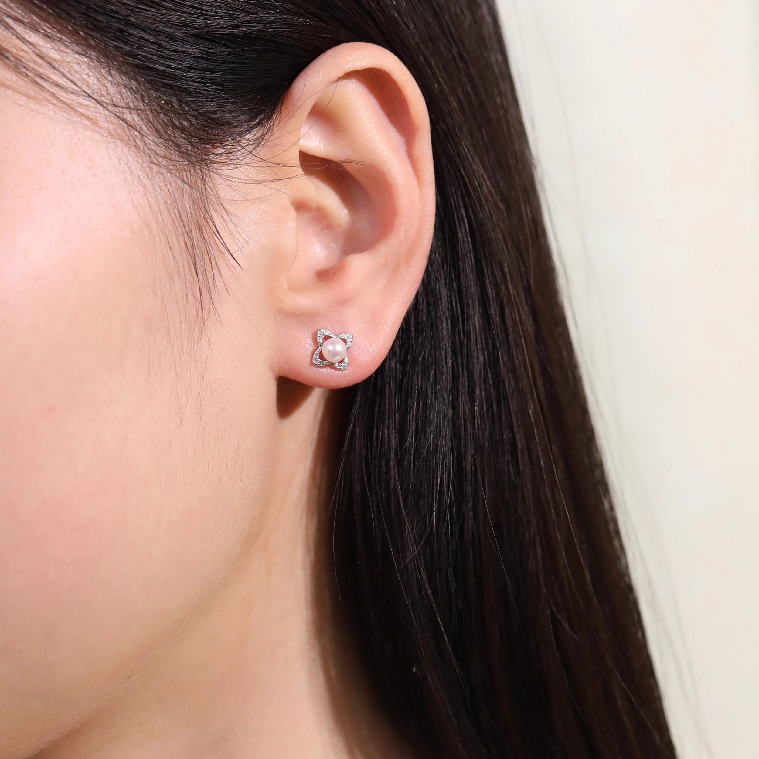 Xuhui brand exquisite and light luxury copper plated with real gold, zircon 925 silver needle, four-leaf clover, freshwater pearl, fashionable and elegant stud earrings details Picture