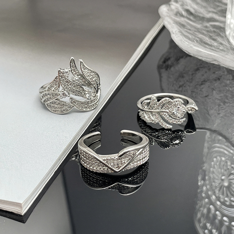 The Hong Kong-style socialite's leaf ring is adjustable for women. It features a niche design with an exquisite and high-end feel, exuding a light luxury vibe Application Scenario