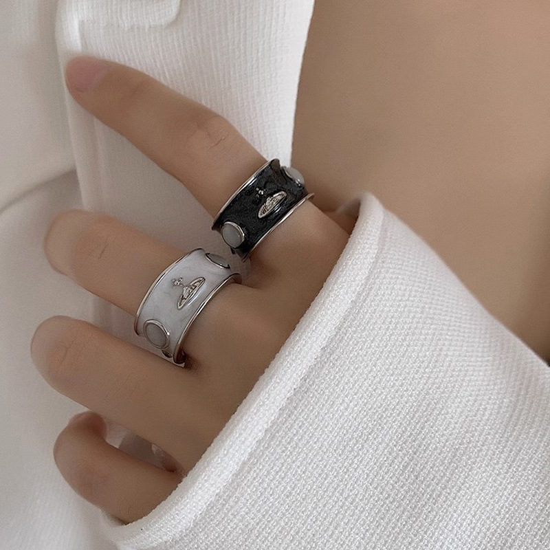 Vivian, the Empress of the West, features a niche and light luxury design ring, a trendy Saturn vintage enamel drop glaze index finger ring details Picture