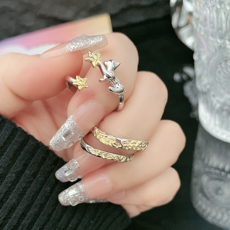 This is a niche design with a two-color couple ring. It features a simple texture for women, is fashionable and versatile, and has a cold and unique style. It is an exquisite index finger ring details Picture