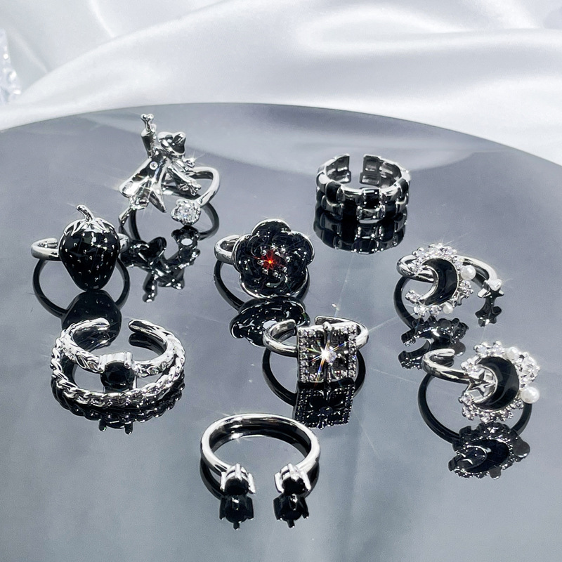 This is a dark and stylish open-top ring with a unique European and American style. It is a fashionable and light luxury index ring for women on Instagram Application Scenario