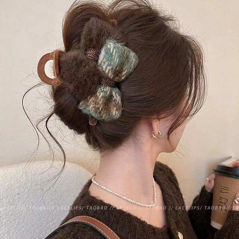 A new high-end headpiece for spring and summer, featuring a little Chanel-style bow, plush claw clip, feminine charm, and a shark clip at the back of the head Application Scenario