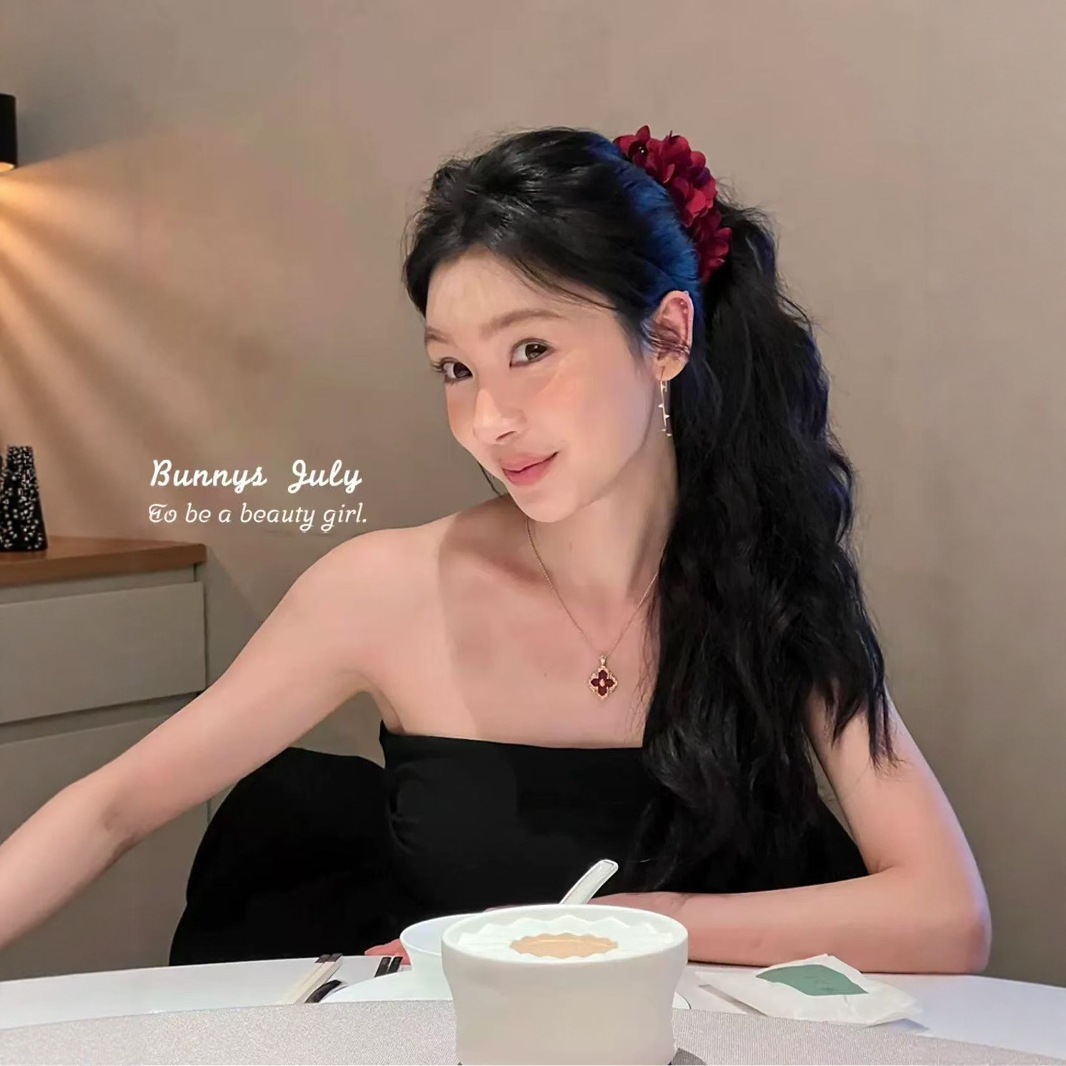 A huge banana clip in the shape of a mermaid by the seaside, a forest-themed flower grab clip, and a horizontal banana clip details Picture