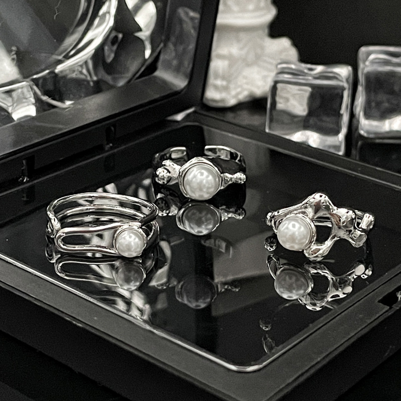 Sweet and cool stacked pearl ring, a fashionable and niche design for women, with an open ring and an irregular line index finger ring Application Scenario