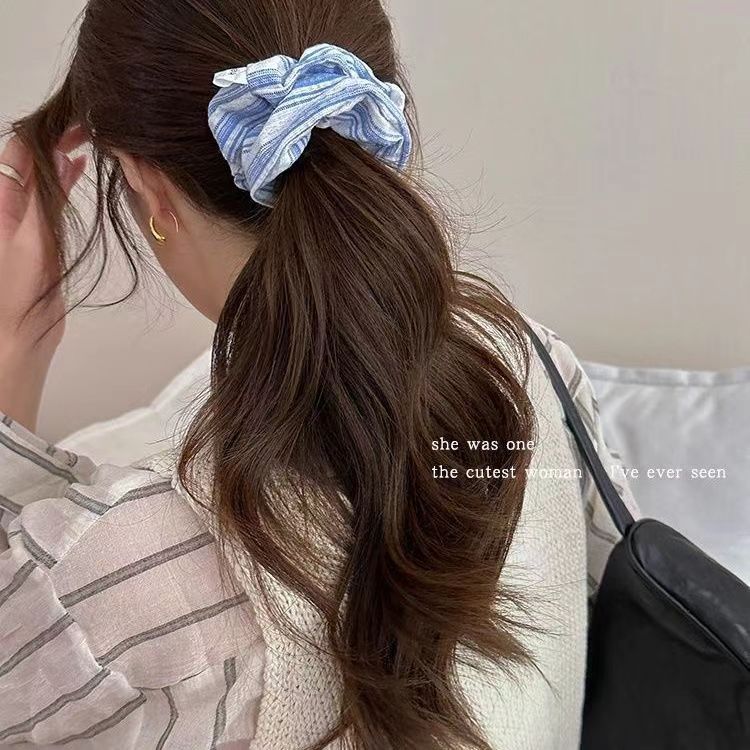The gentle striped large intestine hair band exudes a high-end feminine charm. The loose, plain Korean-style bun hair band is elegant and refined Specification drawing