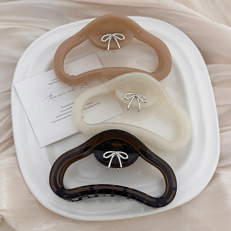 The "Energetic Girl" Korean-style jelly-colored cloud-shaped grab clip exudes a high-end, simple and versatile charm. It's a stylish updo shark clip full figure