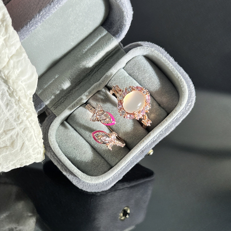Retro rose quartz pigeon egg floral elegant open ring for women, light luxury and high-end feel, sweet cool and cold style personality ring Application Scenario