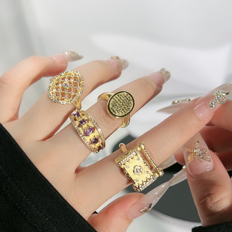 Vintage gold heavy brushed lock ring for women, light luxury, sweet and cool, purple diamond hollowed-out, high-end light luxury ring accessory full figure