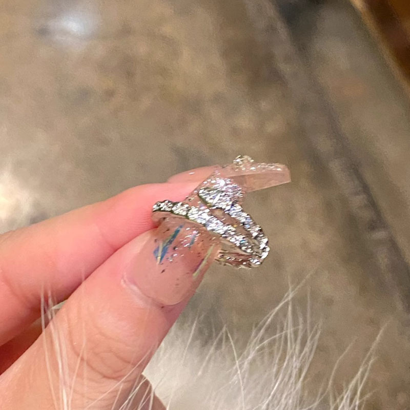 The Sparkling Diamond Spirit snake-shaped ring is a niche design for women, exuding a sense of sophistication. The snake-head opening ring is light luxury, simple and versatile, making it an index finger ring full figure