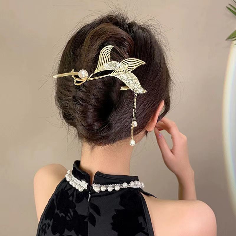 The new Chinese-style embroidered butterfly tassel hair clip exudes a retro feminine charm. It features a twisted one-line clip and a bun bun at the back of the head Specification drawing