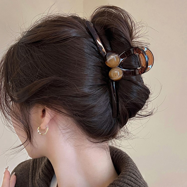 The hollowed-out heart-shaped and pearl-inlaid hair clip at the back of the head is a high-end and exquisite new spring and summer hair clip and hair accessory details Picture
