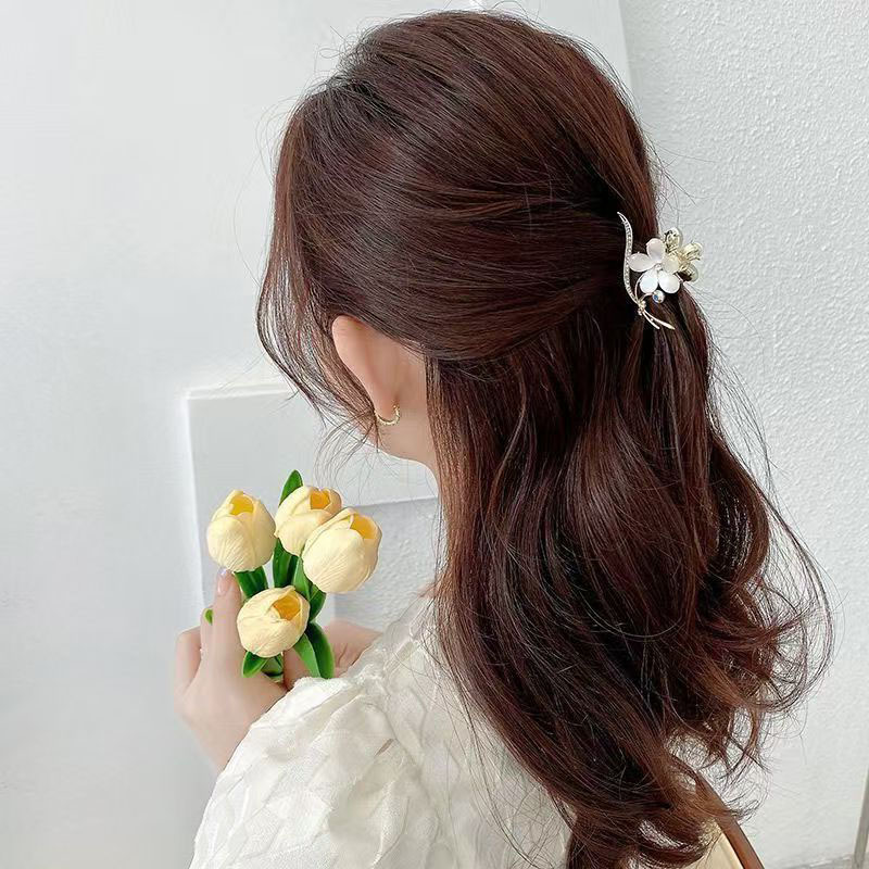 V-shaped high ponytail clip, a popular online hit with a high-end rhinestone semi-tied hair clip, is a feminine updo accessory for the back of the head Specification drawing