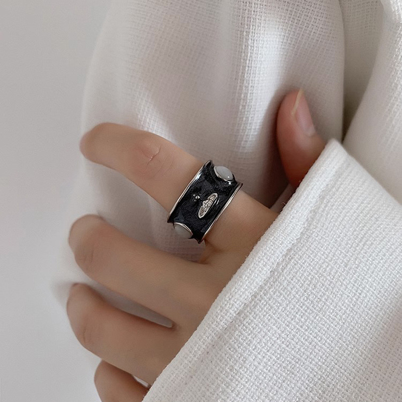 Vivian, the Empress of the West, features a niche and light luxury design ring, a trendy Saturn vintage enamel drop glaze index finger ring Specification drawing