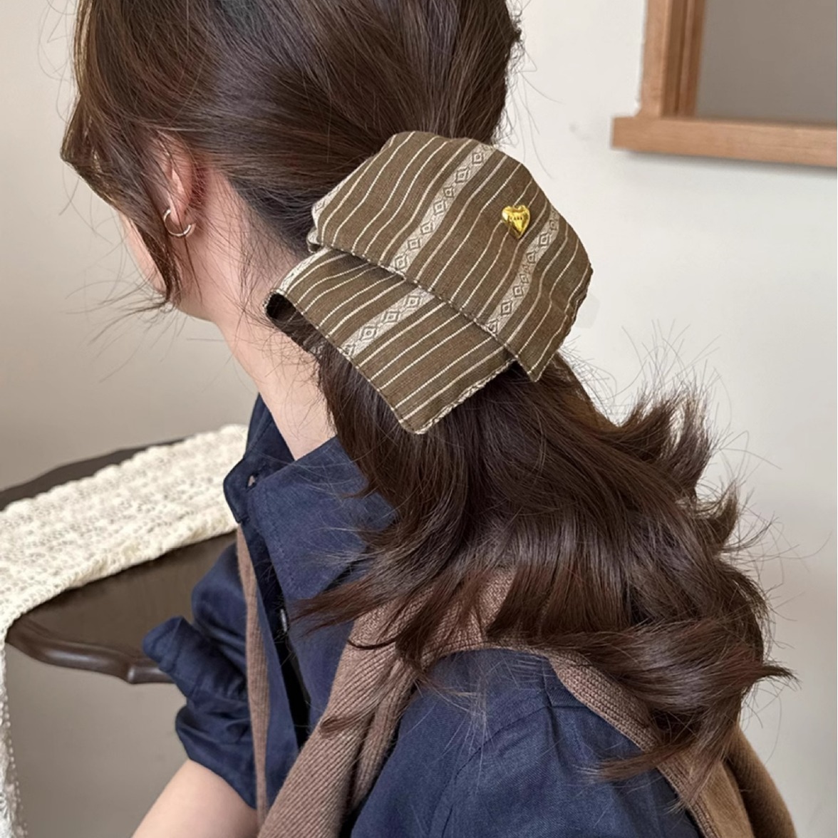 Korean-style fabric striped square scarf hair tie, a new high-end and elegant hair tie, hair flower and hair accessory by a female Internet celebrity in 2025 Specification drawing