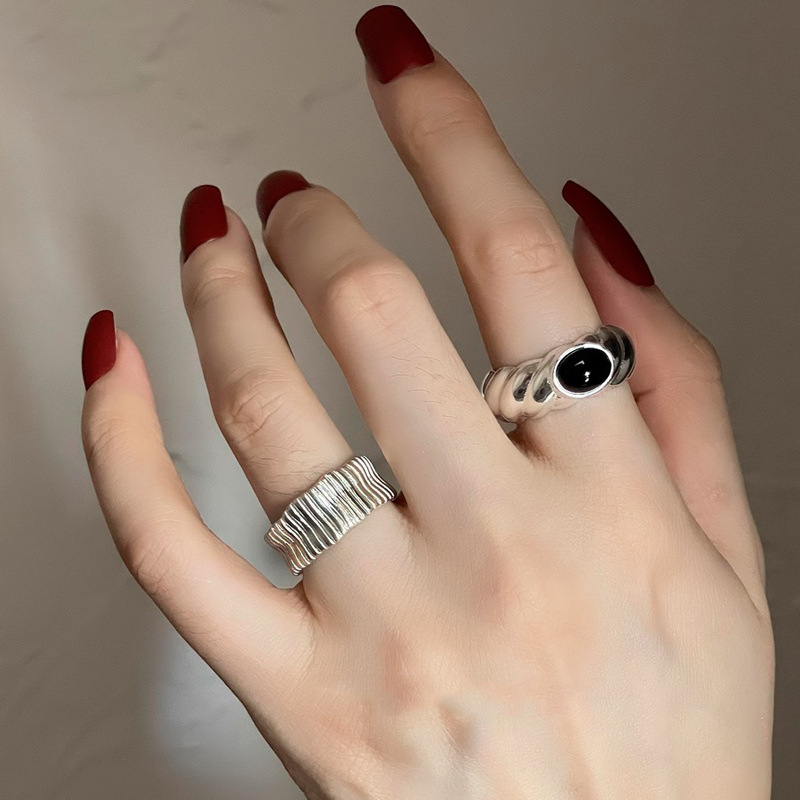 A niche design, fashionable, individual, cool and stylish twisted ring, a simple and cool style for women, and an open ring with a trendy and stylish vibe on Instagram full figure