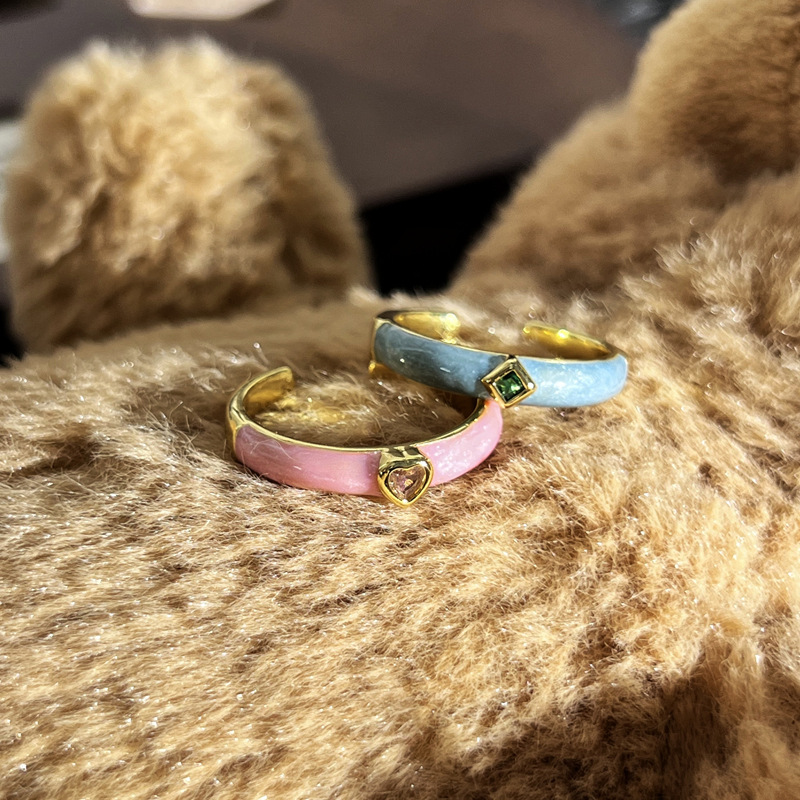 The ins cool and minimalist enamel exquisite ring is a unique, fashionable, niche and high-end ring that accentuates a woman's fair complexion Specification drawing