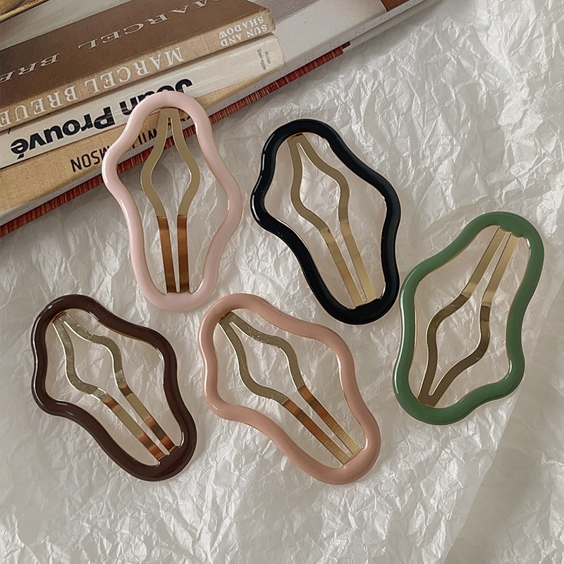 Hollowed-out oil-drip cloud hair clips, hair accessories, bangs clips, headwear, ins high-end style hair clips, y2k dopamine accessories Application Scenario