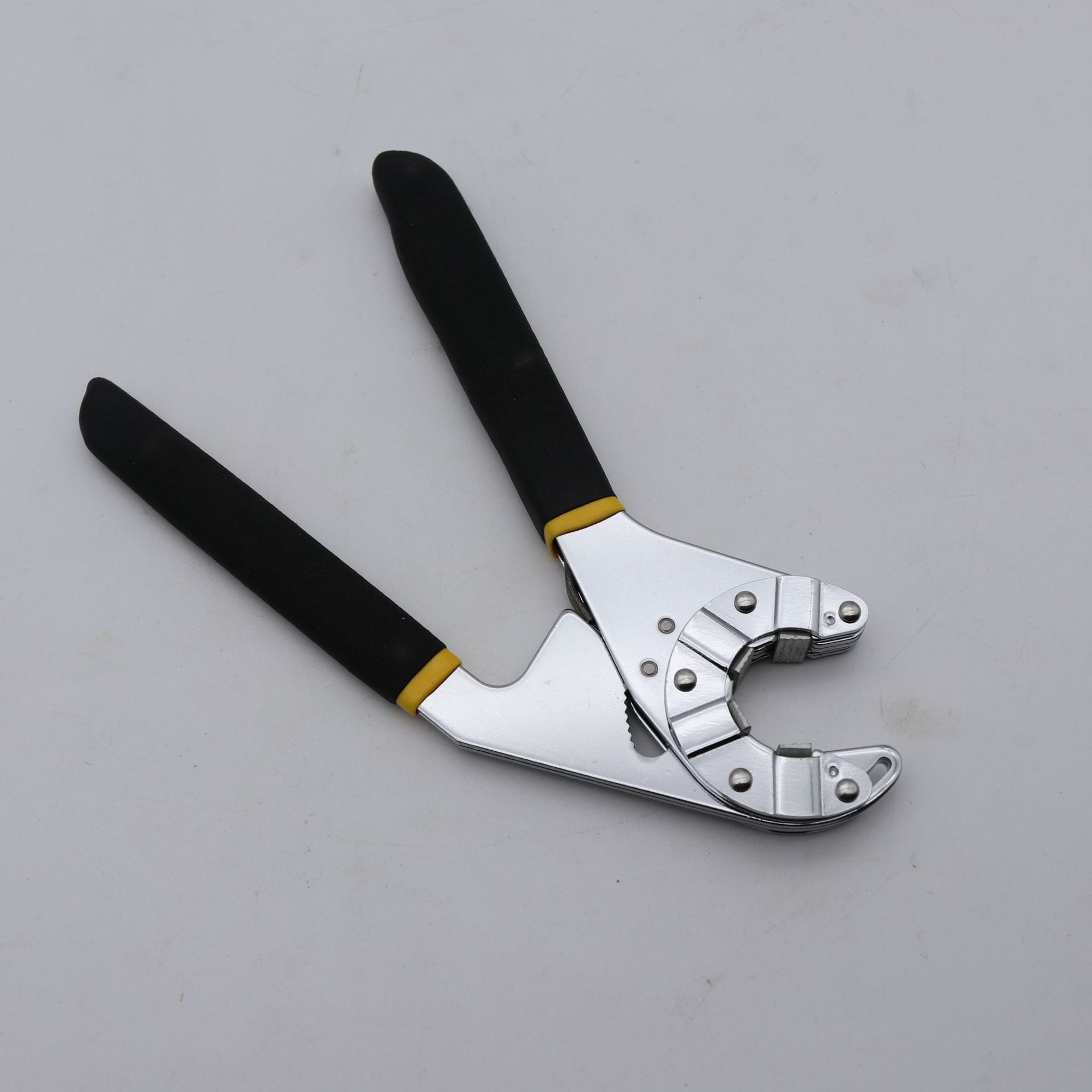 The Magic activity universal wrench can hold an external hexagon wrench, a multi-functional open-end wrench and a universal wrench Application Scenario