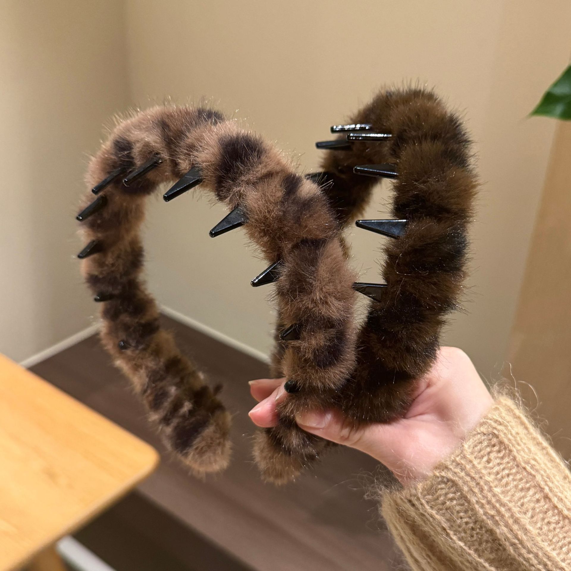 The plush leopard print hair band and hair tie exude a high-end feel. This is a new Korean spring and summer hair band with a high top and wavy headband for washing the face full figure