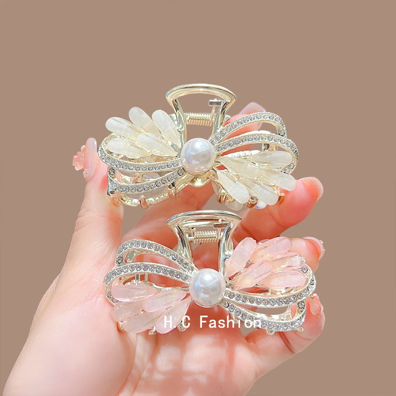 The high-end bow and glass clip is simple and versatile for women. It is a delicate shark clip accessory with a hairpin on the back of the head Application Scenario