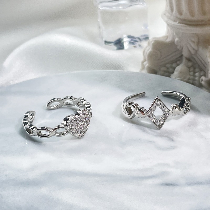 A simple and loving ring with zircon inlay, a cool and elegant autumn and winter accessory, is fashionable and versatile on Instagram. It's a sweet and cool ring details Picture