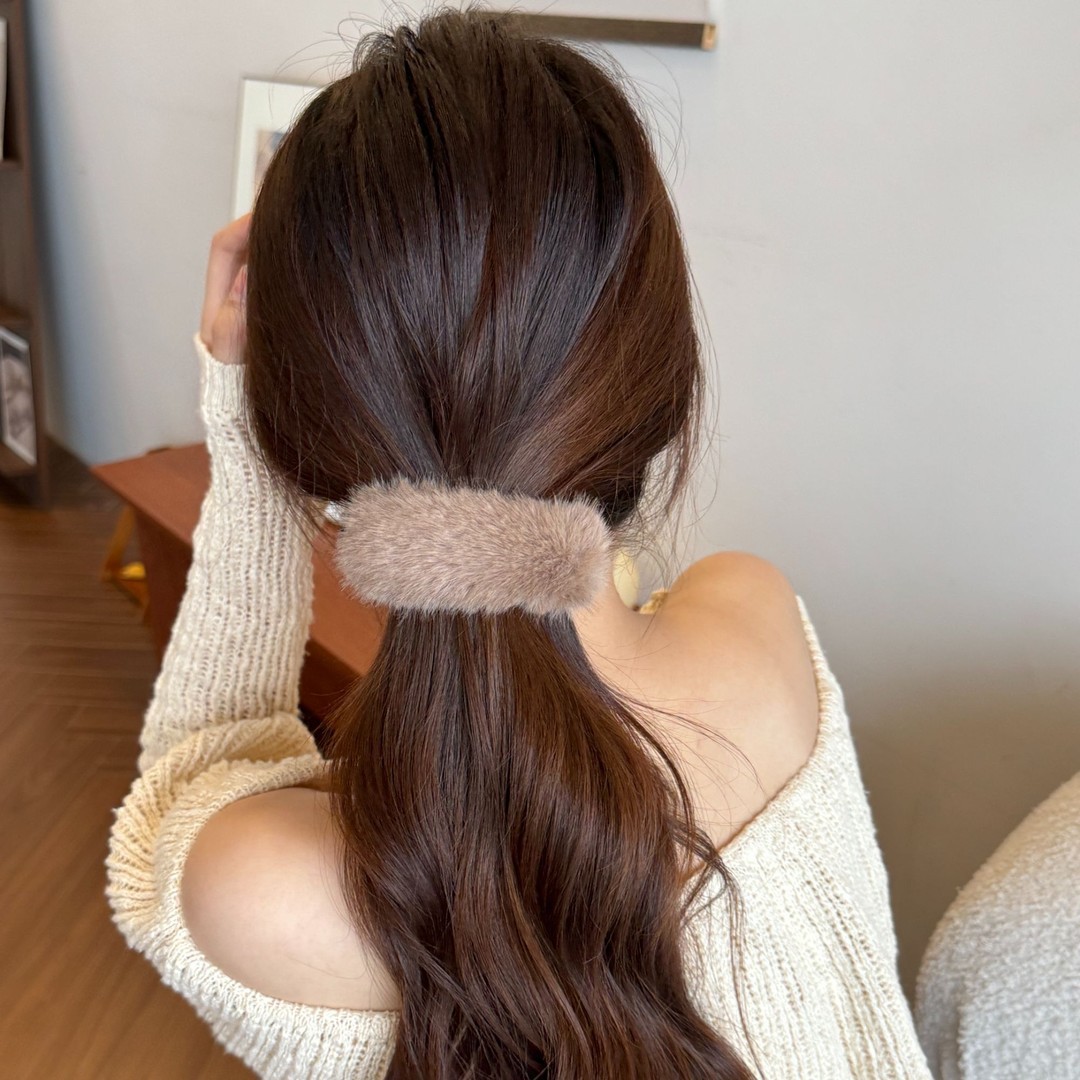 Maillard style plush hair clips, retro furry twist clips, back head plate straight clips, new spring and summer hair clips details Picture