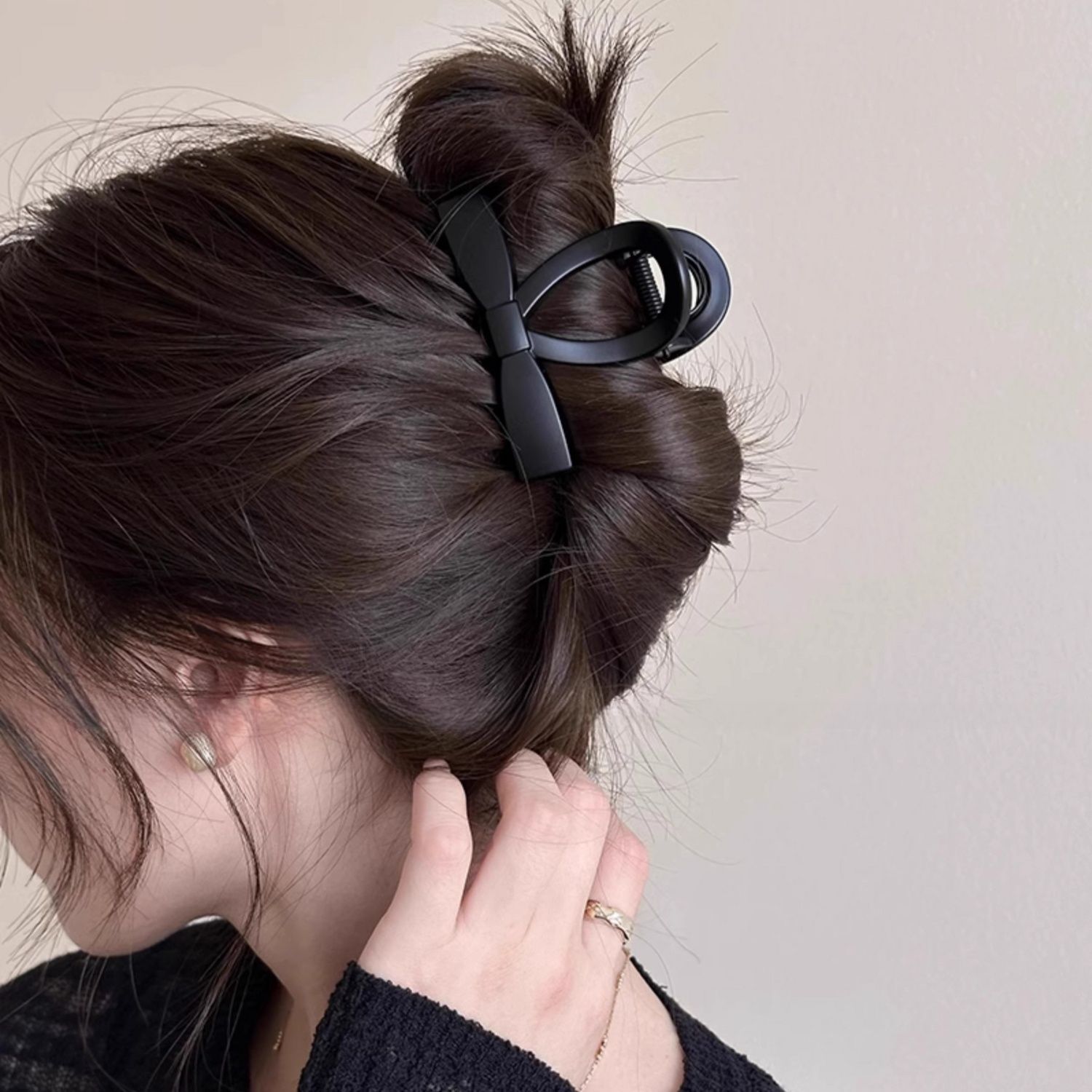 The matte tortoiseshell bow shark clip at the back of the head is a hair clip with a high-end and elegant feminine touch Specification drawing