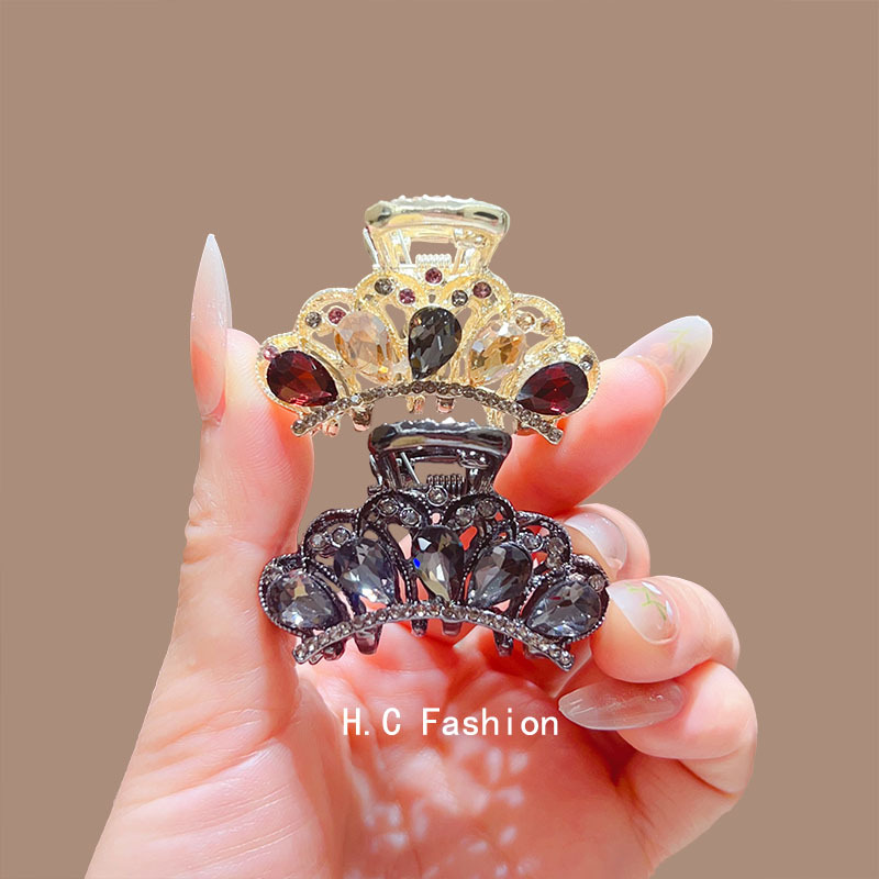 Medium-sized hair clip, adult semi-tied hair clip, hair clip, shark clip, hair accessory, crystal lady's top clip, Korean headwear Application Scenario