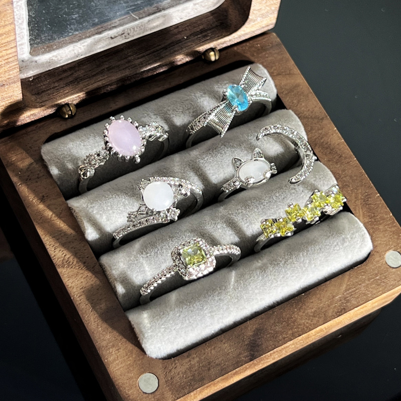 The new autumn and winter collection features a sea blue bow ring for women, which is a unique and exquisite olive green sugar cube ring with a cool and distinctive style Application Scenario