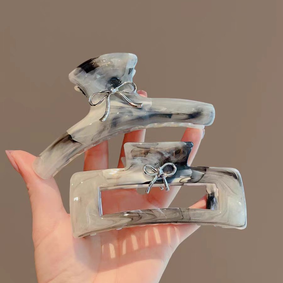New high-end and exquisite acetate hair clips with a Chinese ink-wash style. The back of the head is a shark clip with a large acetate grab clip full figure