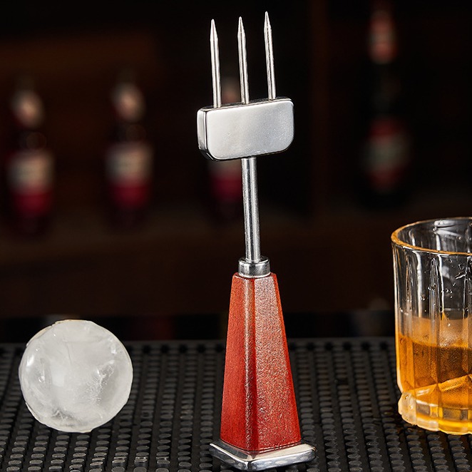 Bartender ice cone, three-headed cone, cocktail crushing tools, whisky ice hockey trident, bar ice-breaking chisel Application Scenario