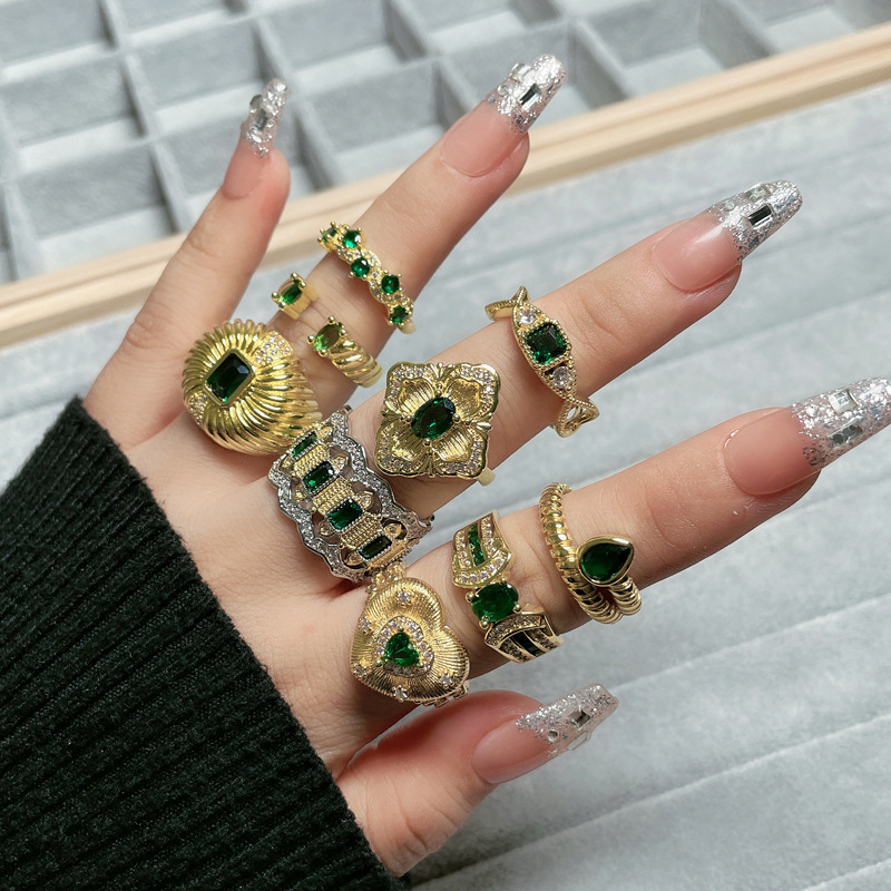 French retro light luxury imitation emerald micro-inlaid ring for women, ancient court style texture, high-end feel, cold style ring Specification drawing