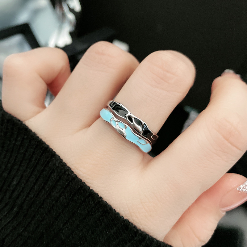 A niche design enamel black and blue open ring, a cold and elegant style for women, and a high-end couple. Adjustable index finger ring trend Application Scenario