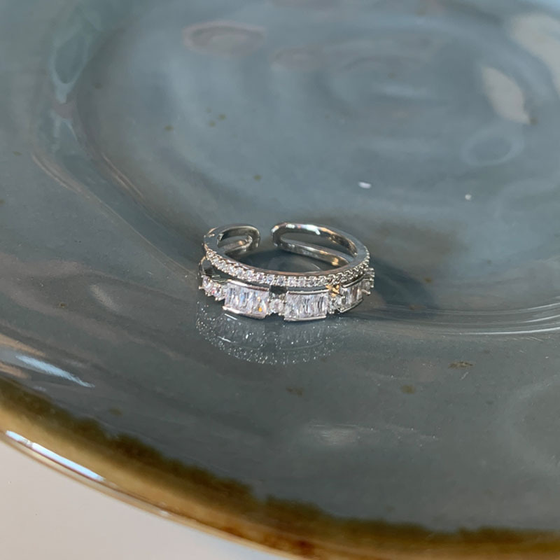 A light luxury full-diamond zircon open ring for women on Instagram, with a cold style, high-end feel, and a unique, niche and exquisite girl-eating ring Application Scenario