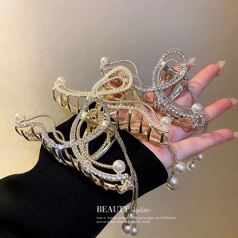A niche and high-end French diamond-encrusted pearl tassel grabber, elegant and feminine, with a hairpin shark clip on the back of the head Specification drawing