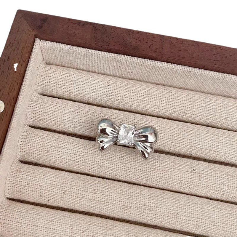The sweet and cool bow ring has a unique and high-end design sense. The slightly inlaid zircon pearl index finger ring can be adjusted Application Scenario