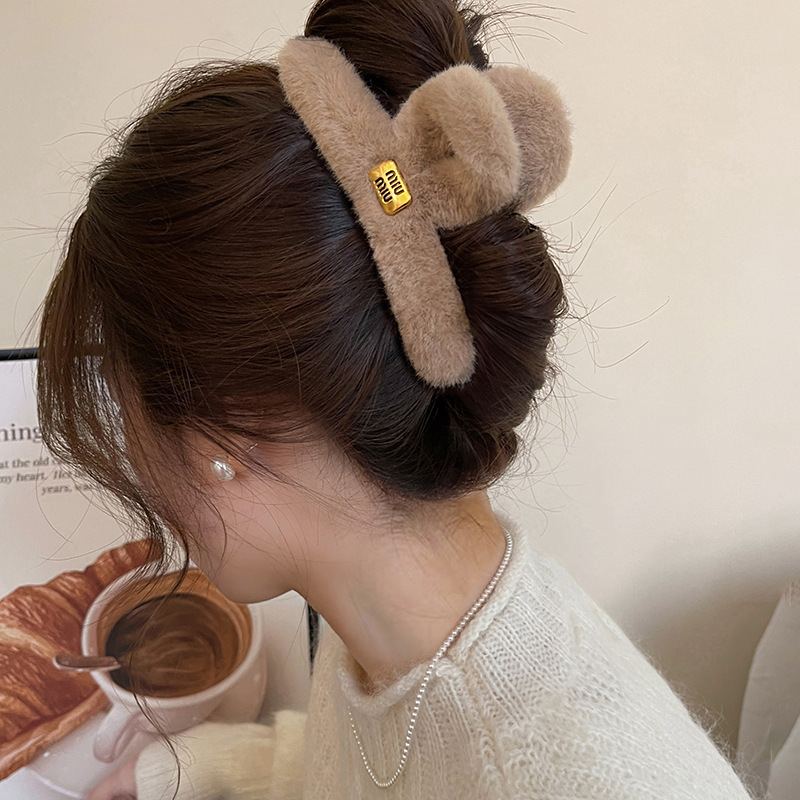 Winter plush claw clip for women 2025 New large updo shark clip, high-end hairpin, back clip headwear full figure