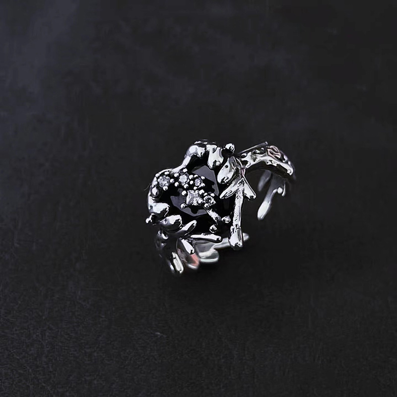 A black zircon ring with a cold and unique style for women on Instagram. It features a dark heart-shaped texture with an open design, which is a light luxury and niche design Application Scenario