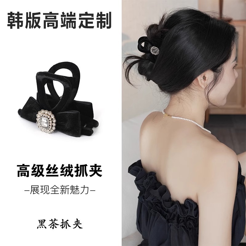 Black velvet bow hair clip with a high-end and exquisite water diamond claw clip, mid-sized shark clip for half-tying hair at the back of the head full figure