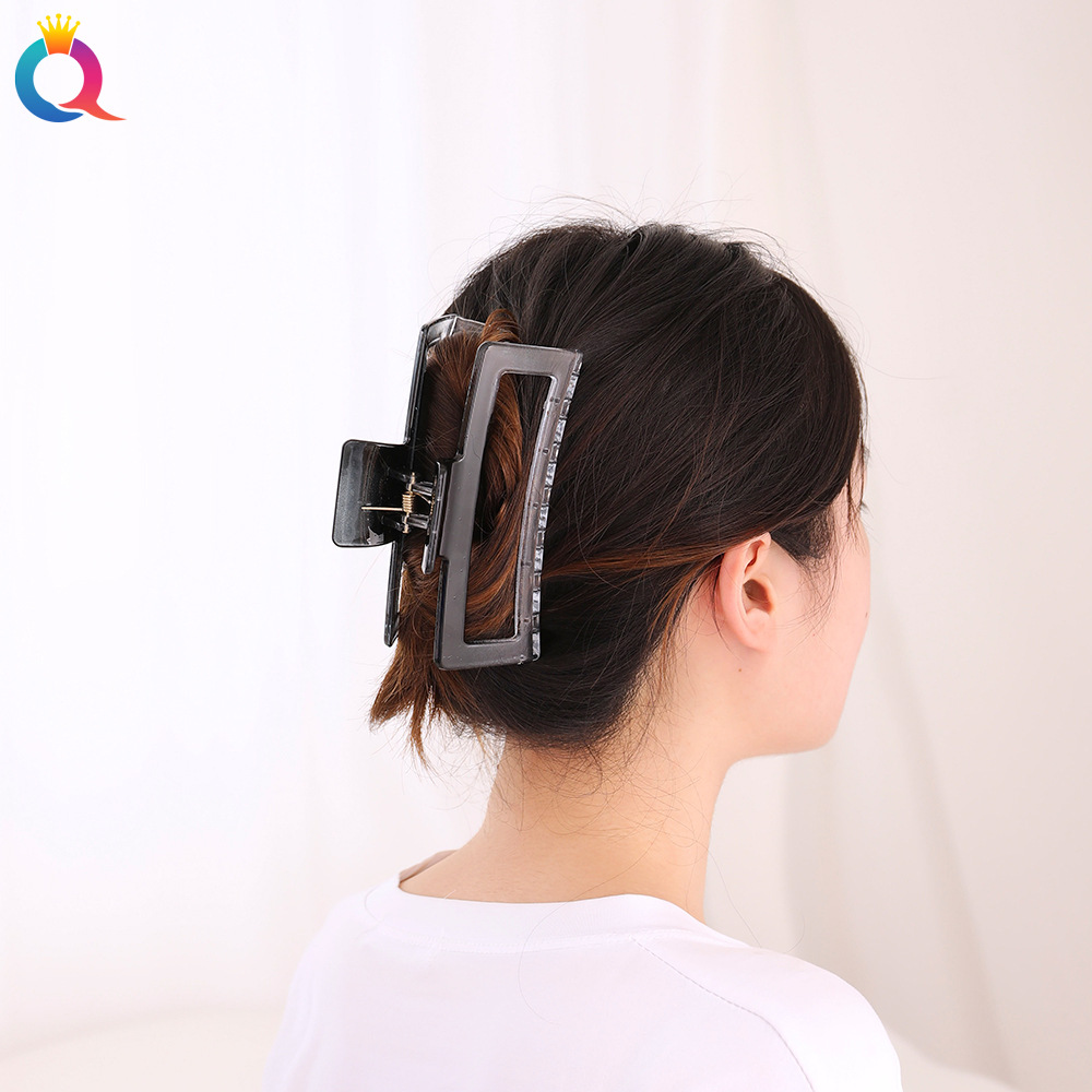 The Qiyue Korean gradient transparent black and white gripper is simple and versatile. It's a hairpin for picking up the back of the head and a shark clip Specification drawing