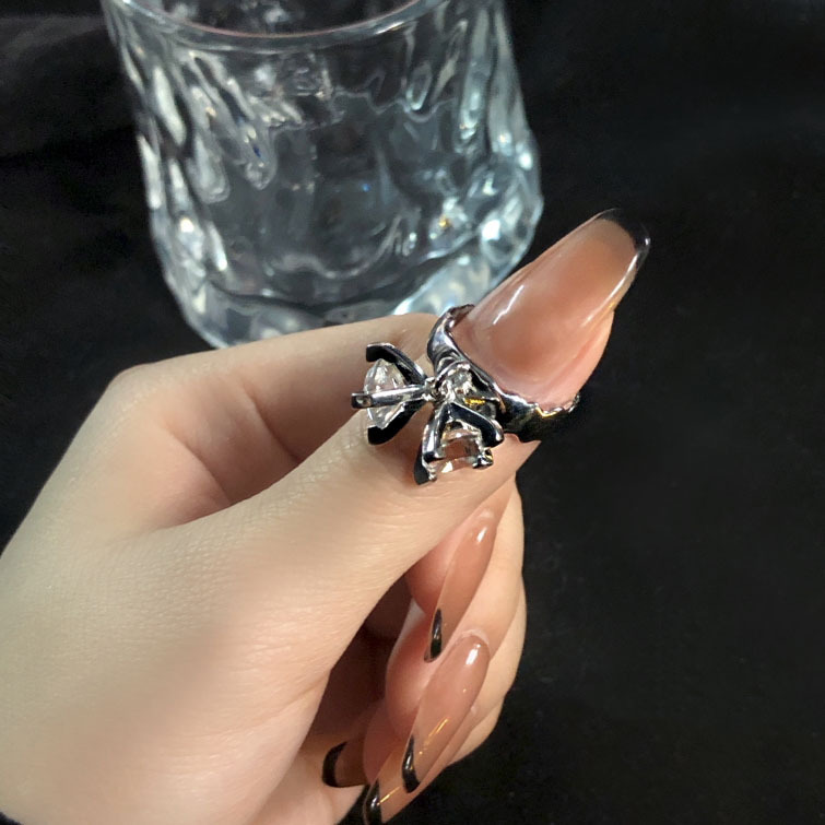 This is a niche design with a high-end and cold style. It features a double-diamond zircon open ring, a unique and fashionable chain ring for women Application Scenario