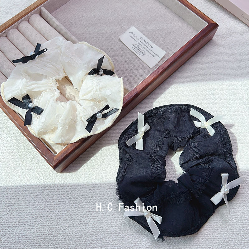 The new large intestine hair band is gentle and sweet, with a lace bow that exudes a high-end feminine charm. It features a cream-colored hair rope and bun hair accessory details Picture