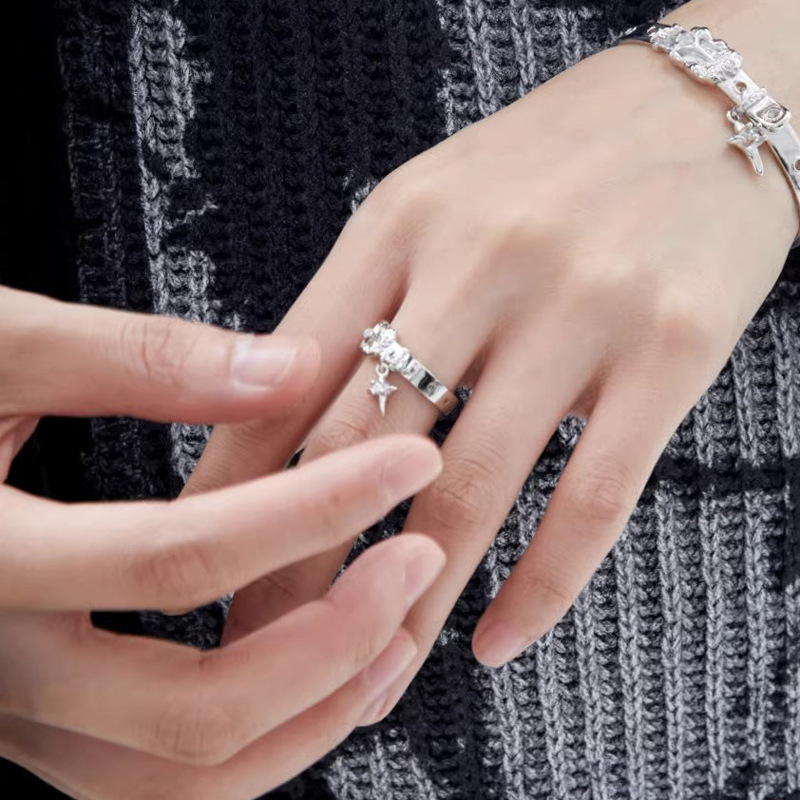 The four-pointed star index finger ring with a unique and high-end texture for women, in an Instagram style, is fashionable and individualistic. It's a trend of opening rings full figure