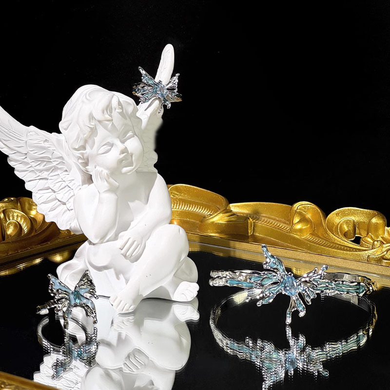 The sea blue glazed butterfly bracelet is a niche design with an irregular texture, a unique and fashionable ins ring and bracelet set Specification drawing