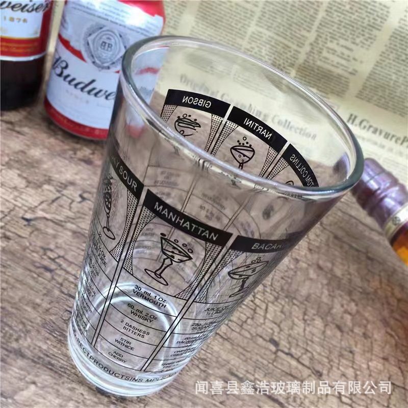 Glass decorative cocktail glasses, American-style cocktail machines, graduated glasses, foreign wine glasses, measuring glasses, commonly used by bartenders full figure