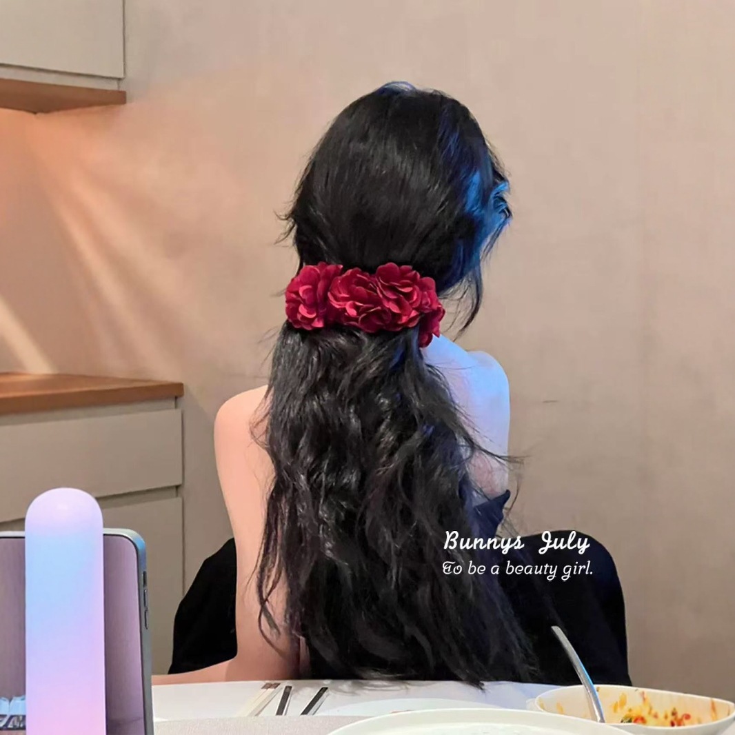 A huge banana clip in the shape of a mermaid by the seaside, a forest-themed flower grab clip, and a horizontal banana clip Specification drawing