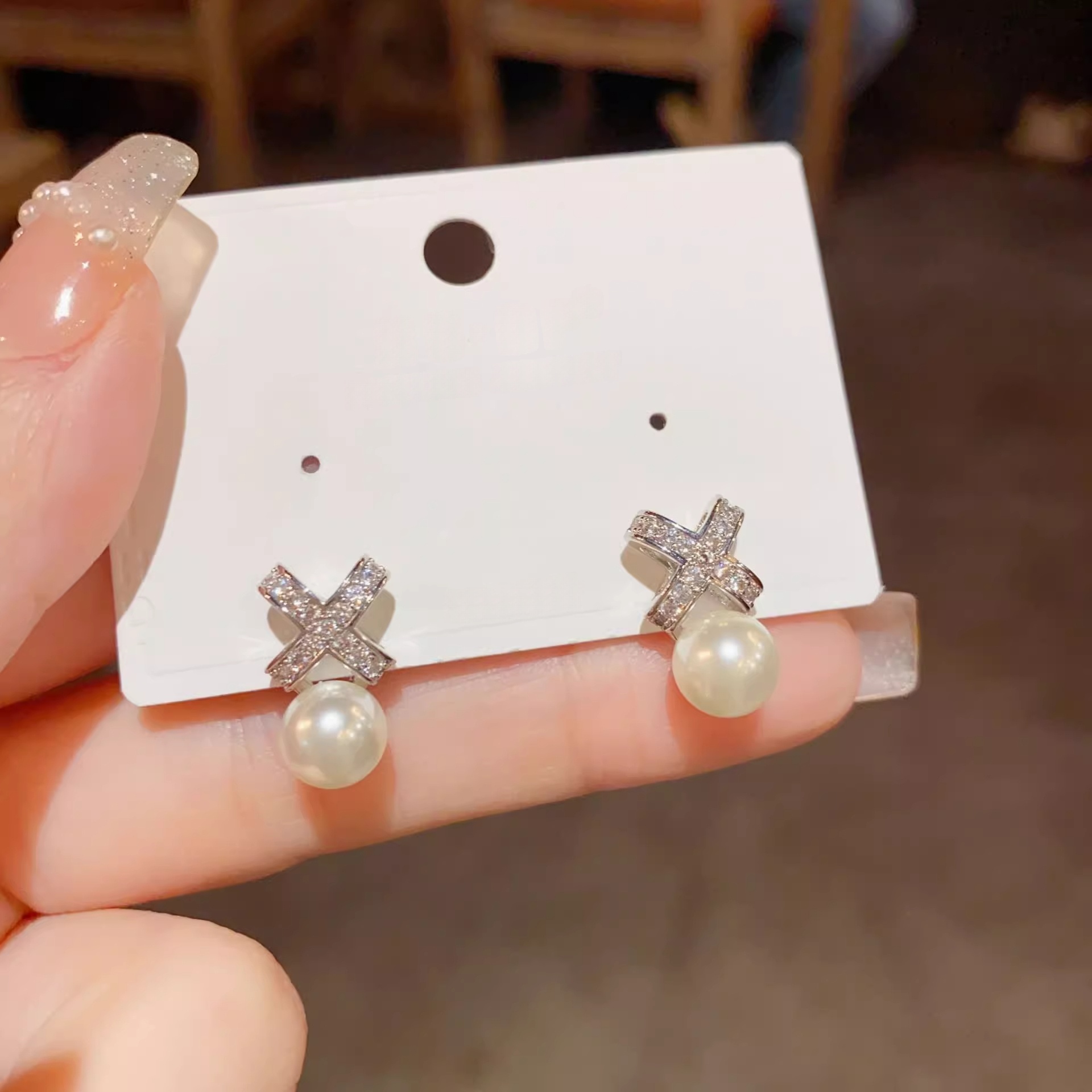 Xuhui brand exquisite and light luxury copper plated with real gold, zirconia 925 silver needle crossed freshwater pearl stud earrings, fashionable and elegant Application Scenario